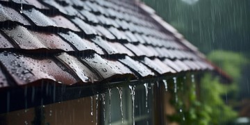 屋顶漏雨物业会赔偿吗？